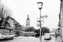 15. Marktplatzansicht mit Bushaltestelle