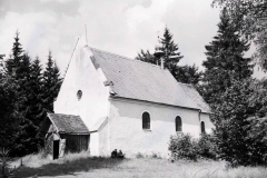 31. Nikolauskirche bei Mähring im Landkreis Tirschenreuth mit zwei Wanderern die Rast machen