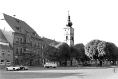 Nr.-187-Marktplatz-Tirschenreuth-mit-Oldtimer
