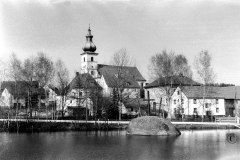 1_Nr.-197-Beid-mit-Holzkreuzen-im-Teich